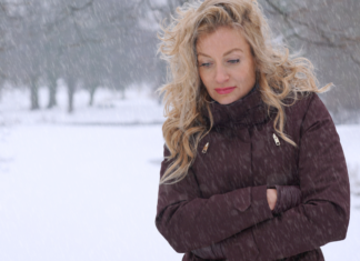 How to Beat the Winter Blues A woman experiencing winter blues.