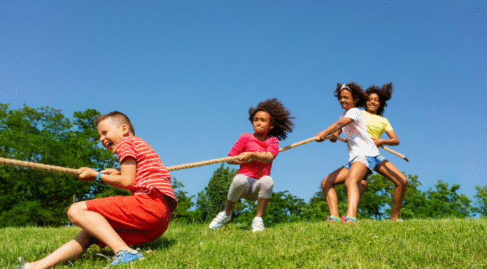Kids play tug of war.