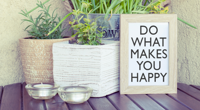A sign that says "do what makes you happy."