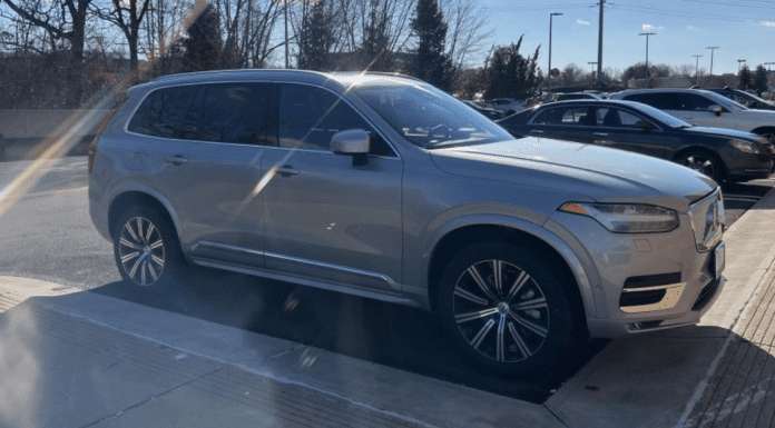 The Volvo XC90 in a parking lot.