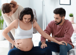 A couple working with a doula.