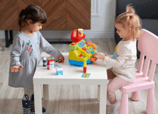 Kids playing at a play cafe.